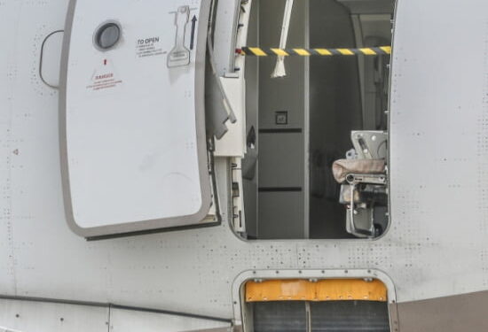 승객이 뜯은 아시아나 비상문…수리비 6억 4000만원 든다