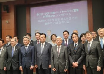 스가 전 총리 “한일 관계 발전은 지역 전체의 이익”