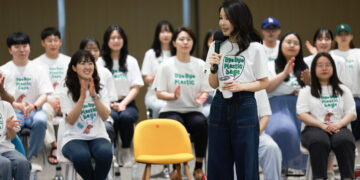 ‘폐페트병 티셔츠’ 입은 김여사 “자연과 인간 공존을”