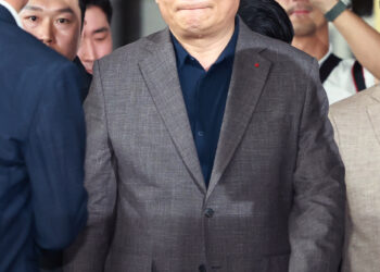 송영길 두 번째 출두도 허탕… “檢, 尹 정권 노비” 1인 시위