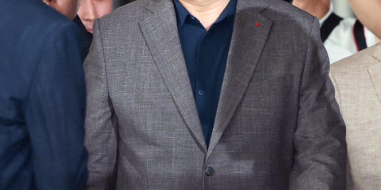 송영길 두 번째 출두도 허탕… “檢, 尹 정권 노비” 1인 시위