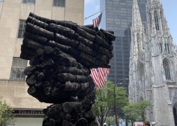 뉴욕 맨해튼 심장부에 솟은 6.5m 숯덩이..한국 미술 저력 알린다