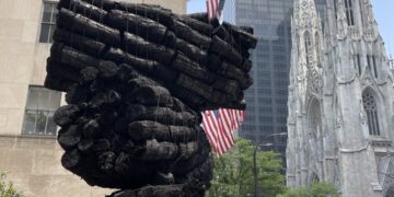 뉴욕 맨해튼 심장부에 솟은 6.5m 숯덩이..한국 미술 저력 알린다