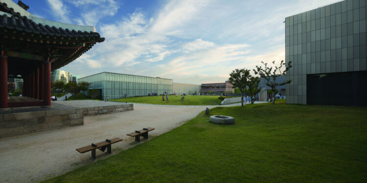 공간과 공간 잇는 미술관 마당… 시공의 경계 잊은 무형 미술관[건축 오디세이]