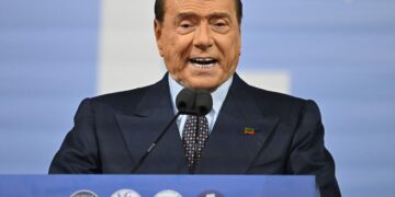 화려한 만큼 짙었던 추문… 伊정치계 거목 지다