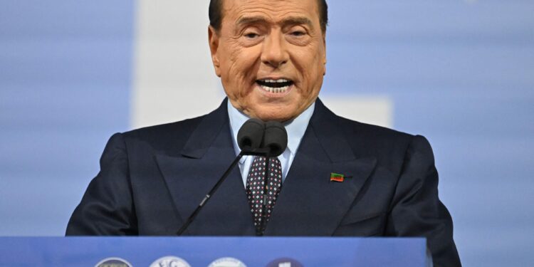 화려한 만큼 짙었던 추문… 伊정치계 거목 지다