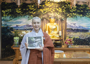 맑은 눈빛과 청아한 목소리…평화로운 사찰 풍경 전하다