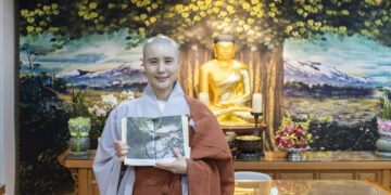 맑은 눈빛과 청아한 목소리…평화로운 사찰 풍경 전하다