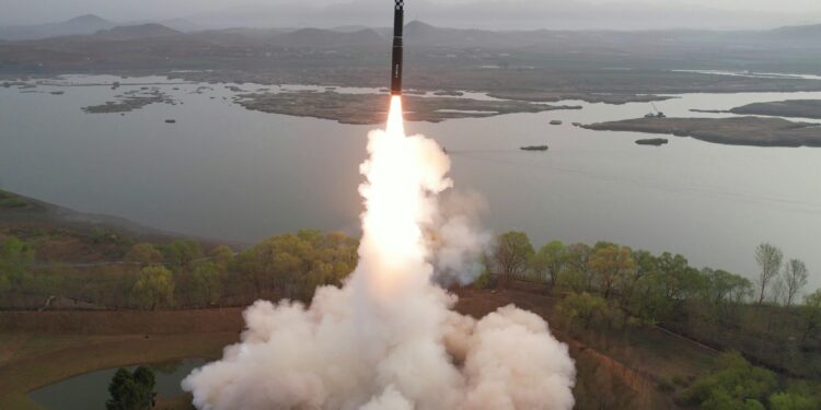 합참 “北 탄도미사일, 780여km 비행 후 동해상 탄착”