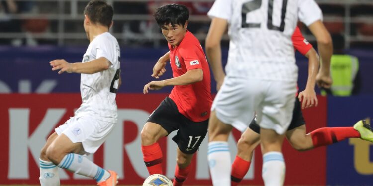 엄원상 멀티골·정우영 쐐기골… 만리장성 와르르