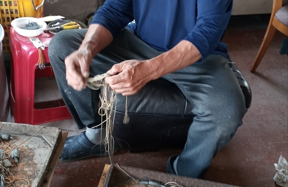 한강 부표 잡고 버틴 고교생 살린 어민, 구조대원이었다