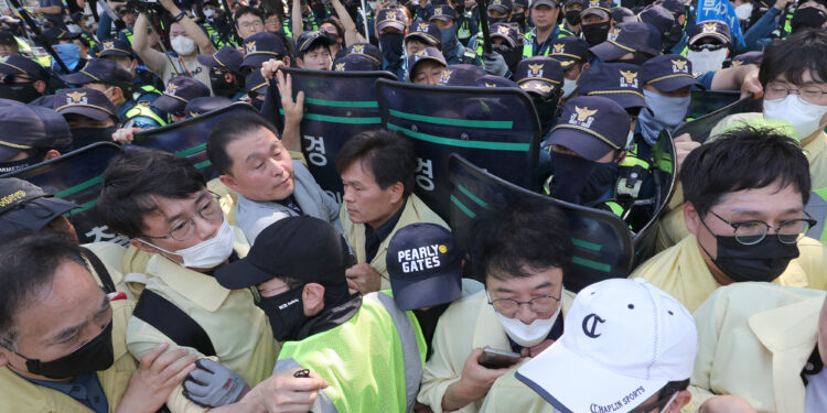 퀴어축제 현장 찾은 홍준표 “대구경찰청장 책임 묻겠다”… 경찰은 “시가 무리한 행정대집행”