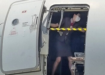 제주항공 비행기서 또 비상문 개방 난동…승무원 위협