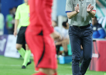 3분을 못 버티고… 또 날아간 ‘첫 승’