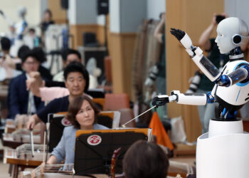 지휘봉 잡은 국내 첫 로봇 ‘에버6’… “정말 정확한데, 호흡은 아쉽네요”