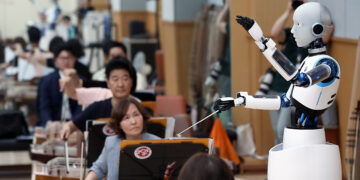 지휘봉 잡은 국내 첫 로봇 ‘에버6’… “정말 정확한데, 호흡은 아쉽네요”