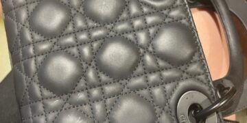 “명품백에 액체, 700만원 물어내” 알바생에 ‘전액 배상’ 요구한 손님