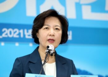 추미애 “법무장관 유임 요청했지만…文, 물러나달라 해”
