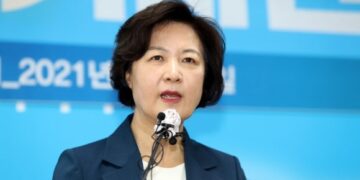 추미애 “법무장관 유임 요청했지만…文, 물러나달라 해”