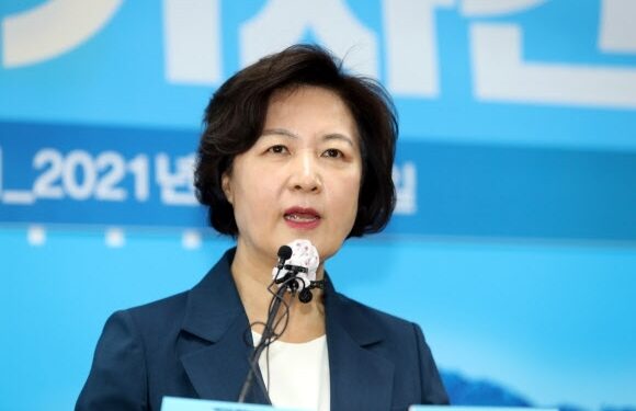 추미애 “법무장관 유임 요청했지만…文, 물러나달라 해”