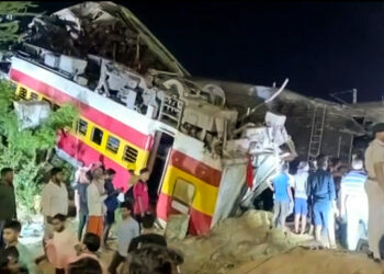 [포토] 인도서 열차 탈선 충돌 ‘최악 참사’…사망자 최소 288명