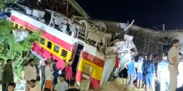 [포토] 인도서 열차 탈선 충돌 ‘최악 참사’…사망자 최소 288명