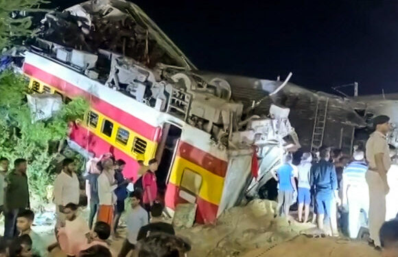 [포토] 인도서 열차 탈선 충돌 ‘최악 참사’…사망자 최소 288명