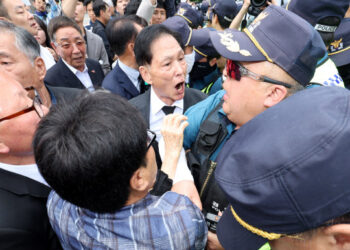 [포토] 5·18 참배 가로막힌 오월어머니·특전사동지회