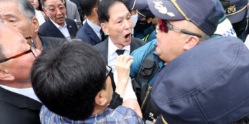 [포토] 5·18 참배 가로막힌 오월어머니·특전사동지회