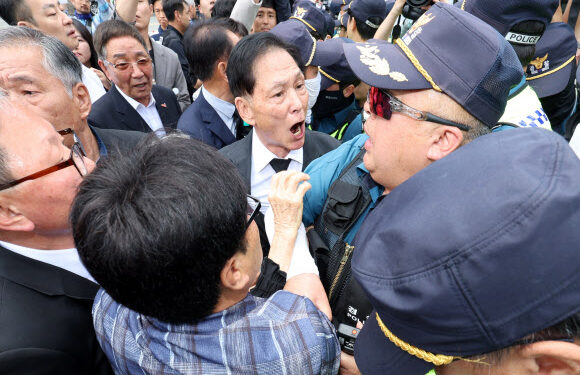 [포토] 5·18 참배 가로막힌 오월어머니·특전사동지회