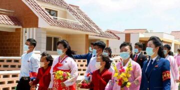 [포토] 새집 마련에 기뻐하는 북한 농촌 주민들