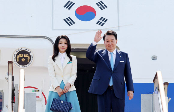 [포토] 윤석열 대통령 내외, 프랑스·베트남 순방 출국