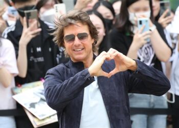 [포토] ‘친절한 톰 아저씨’ 하트 팬서비스