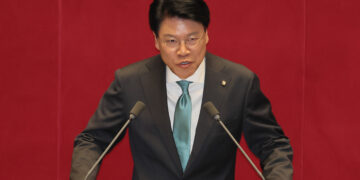 장관들 이어 장제원도 위원장 걸고 ‘최후통첩’…과방위 앞날은