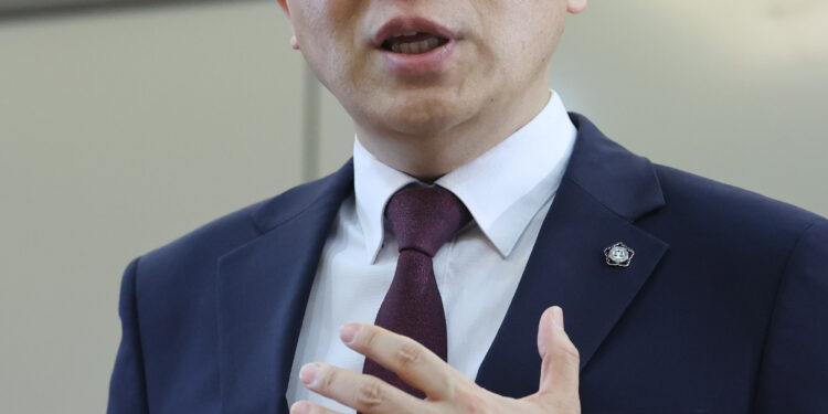 검찰, ‘후배 변호사 성추행 혐의’ 정철승 변호사 소환