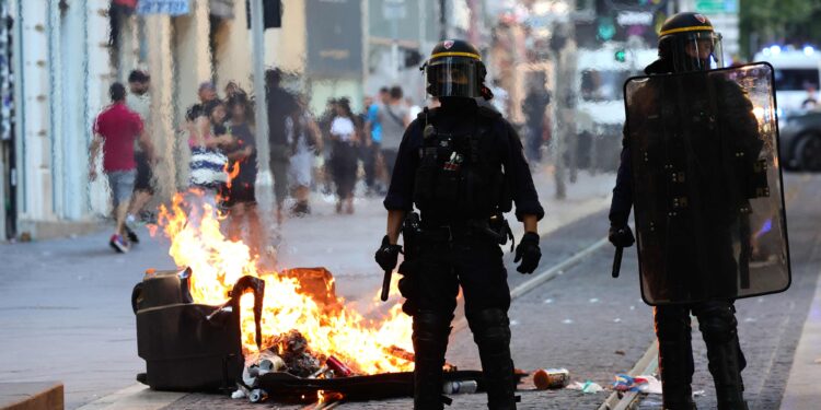 佛 ‘알제리계 청년 사망’ 시위 격화… 마크롱, 獨 국빈방문 취소
