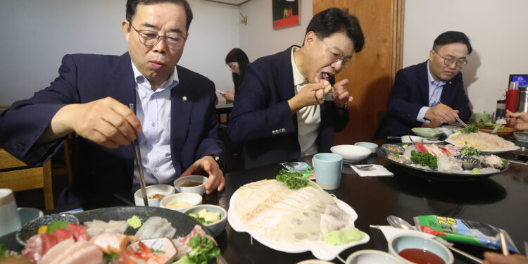 후쿠시마산 수입 빗장 풀려는 EU… 당정 “국민 안심할 때까지 정지”