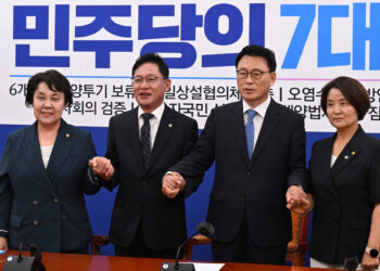 與 ‘광우병 시위’ 주도자 특강 열자…野, 정의당과 ‘2+2 회동’으로 맞불