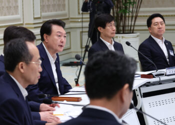 尹 “투자 막는 ‘킬러 규제’ 팍팍 걷어내라… 정치파업, 절대 굴복 안해”