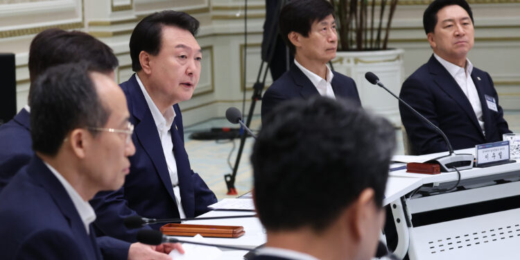 尹 “투자 막는 ‘킬러 규제’ 팍팍 걷어내라… 정치파업, 절대 굴복 안해”