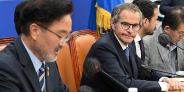 민주 “오염수 편향 검증” 그로시 “안전 위해 日상주”