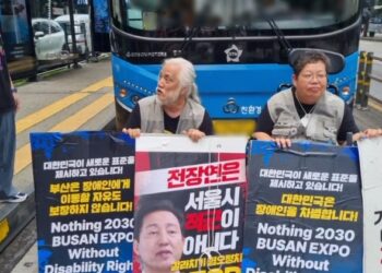 서울시, 버스 막아선 전장연 고발 방침…“시민 교통권 침해”