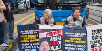 서울시, 버스 막아선 전장연 고발 방침…“시민 교통권 침해”