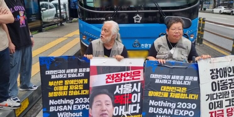 서울시, 버스 막아선 전장연 고발 방침…“시민 교통권 침해”