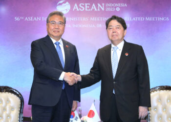 한일 외교장관, 오염수 논의… 경제협의회 재개도 착수