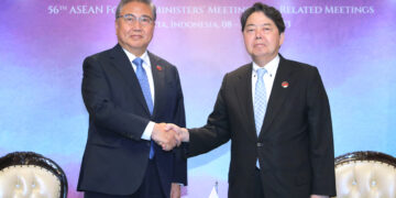 한일 외교장관, 오염수 논의… 경제협의회 재개도 착수