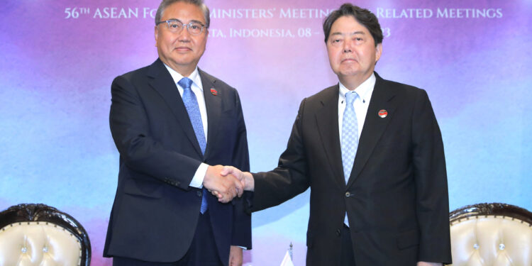 한일 외교장관, 오염수 논의… 경제협의회 재개도 착수