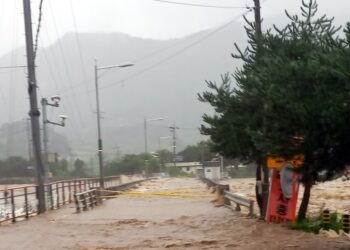 괴산댐 월류로 주민 수천명 대피..최대 방수량보다 많은 비 댐 유입