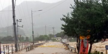 괴산댐 월류로 주민 수천명 대피..최대 방수량보다 많은 비 댐 유입