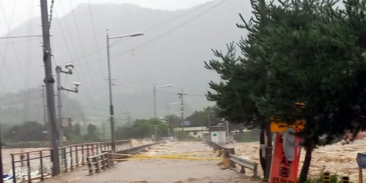 괴산댐 월류로 주민 수천명 대피..최대 방수량보다 많은 비 댐 유입